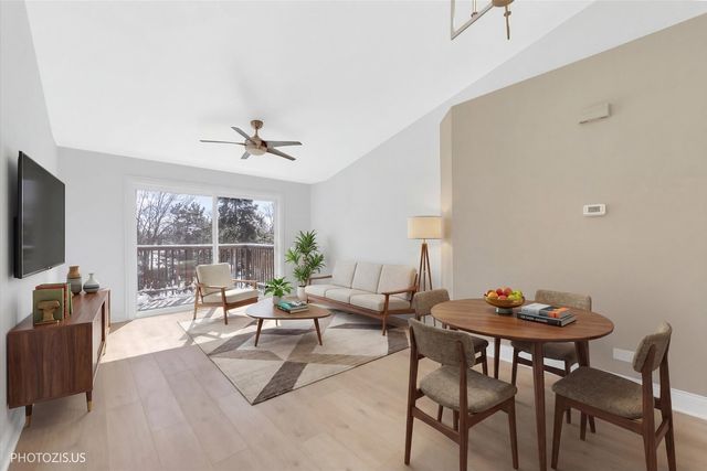 2831 S Embers Lane, Arlington Heights, IL 60005