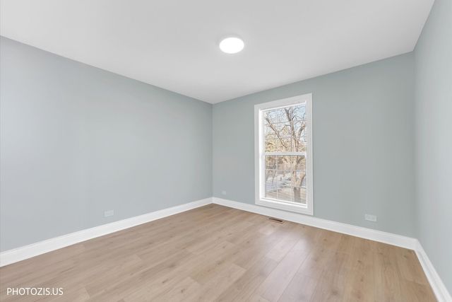 2831 S Embers Lane, Arlington Heights, IL 60005