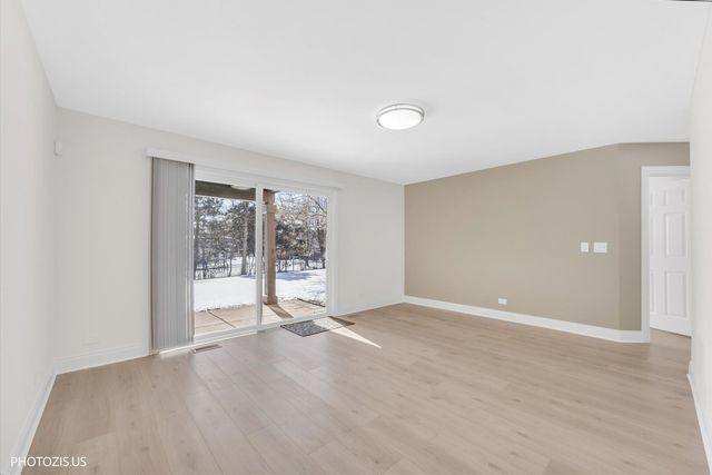 2831 S Embers Lane, Arlington Heights, IL 60005