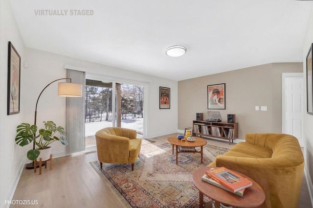 2831 S Embers Lane, Arlington Heights, IL 60005