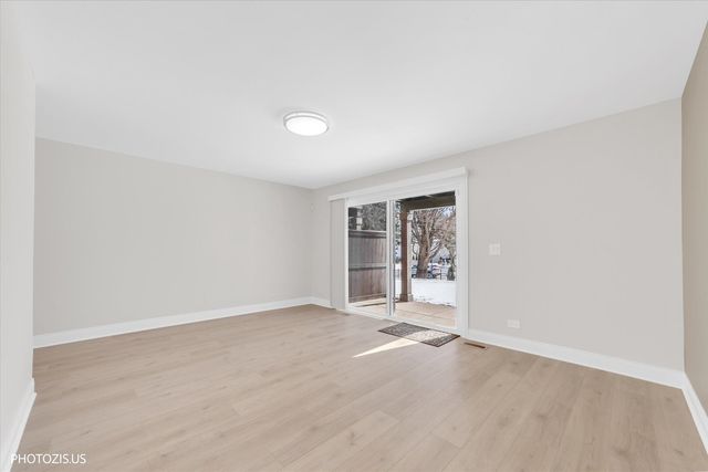 2831 S Embers Lane, Arlington Heights, IL 60005