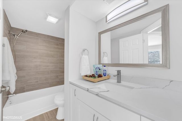 2831 S Embers Lane, Arlington Heights, IL 60005