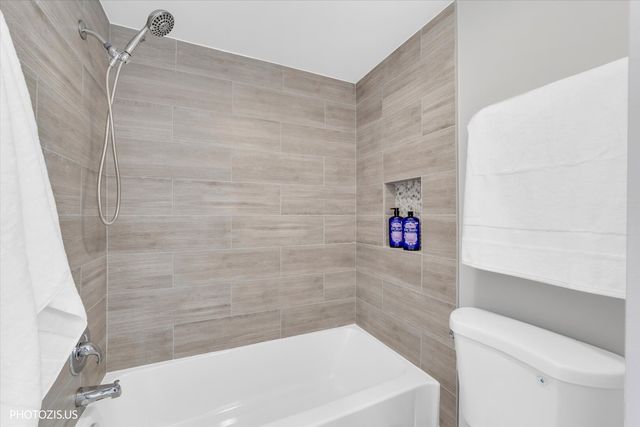 2831 S Embers Lane, Arlington Heights, IL 60005