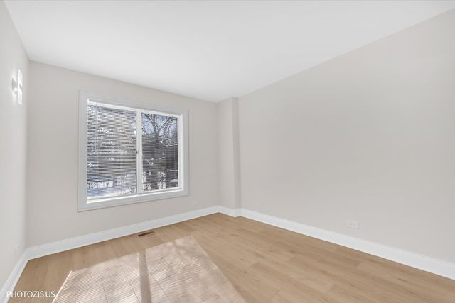 2831 S Embers Lane, Arlington Heights, IL 60005