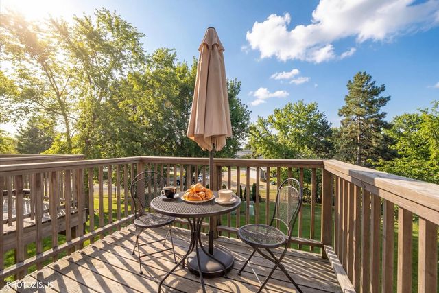 2831 S Embers Lane, Arlington Heights, IL 60005