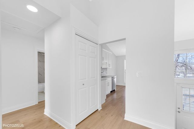 2831 S Embers Lane, Arlington Heights, IL 60005