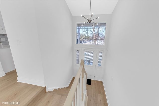 2831 S Embers Lane, Arlington Heights, IL 60005