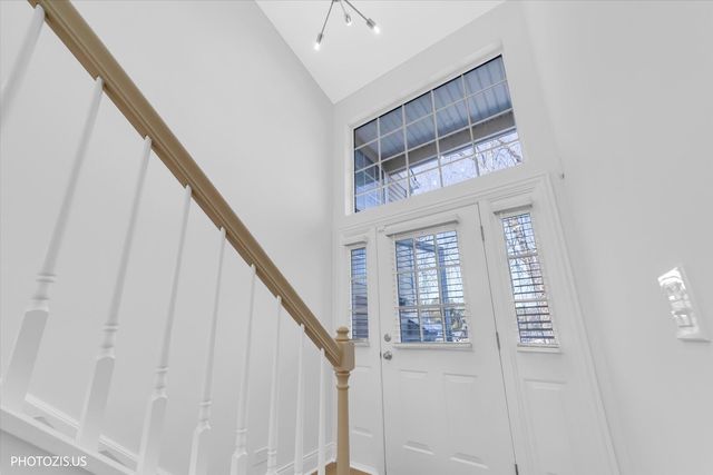 2831 S Embers Lane, Arlington Heights, IL 60005