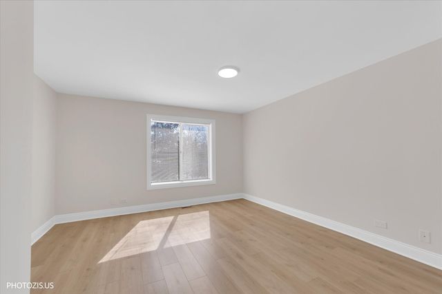 2831 S Embers Lane, Arlington Heights, IL 60005