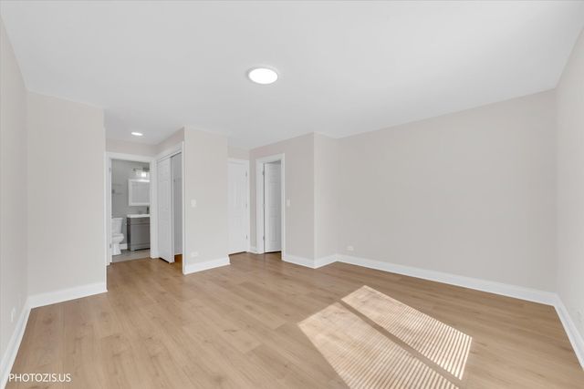 2831 S Embers Lane, Arlington Heights, IL 60005