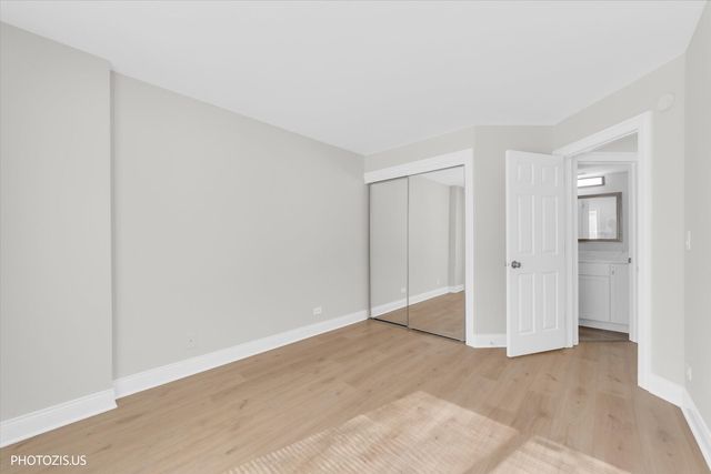 2831 S Embers Lane, Arlington Heights, IL 60005