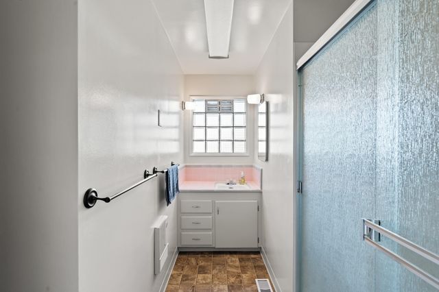 1124 Mt Pitt Avenue, Medford, OR 97501