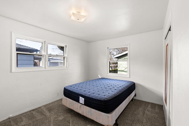 1124 Mt Pitt Avenue, Medford, OR 97501