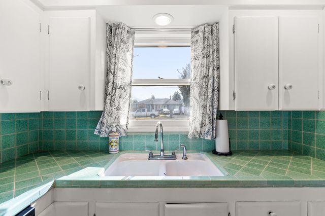 1124 Mt Pitt Avenue, Medford, OR 97501