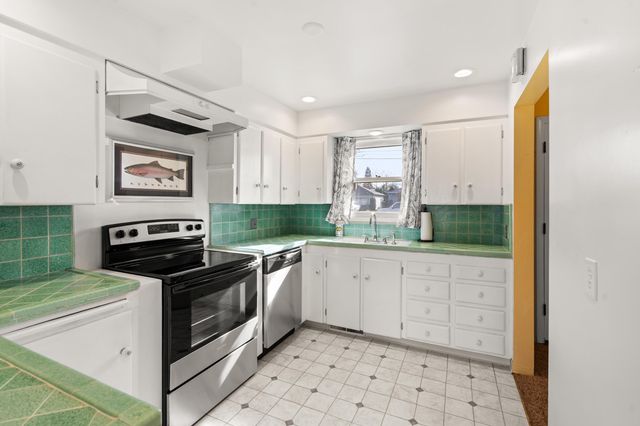 1124 Mt Pitt Avenue, Medford, OR 97501