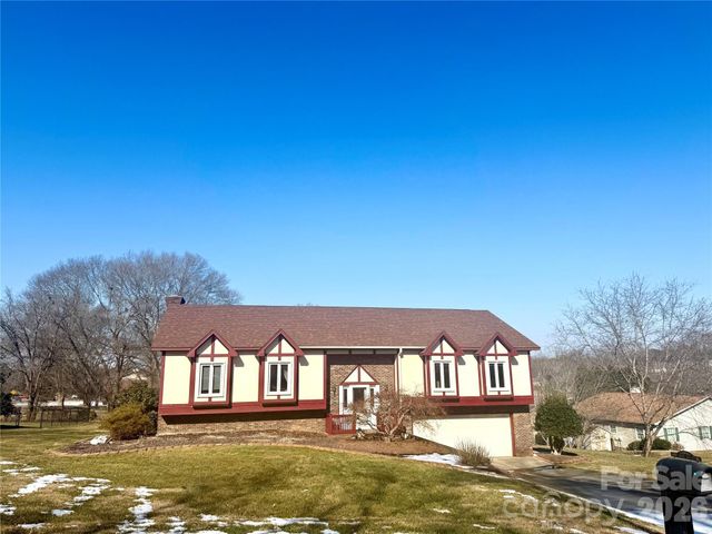 1015 36th Avenue Court NE, Hickory, NC 28601