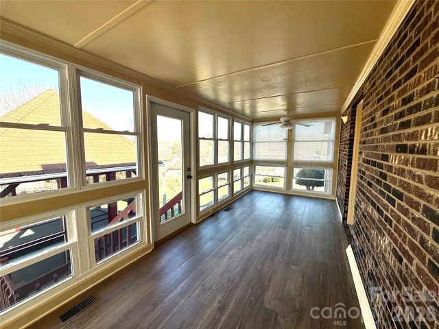 1015 36th Avenue Court NE, Hickory, NC 28601