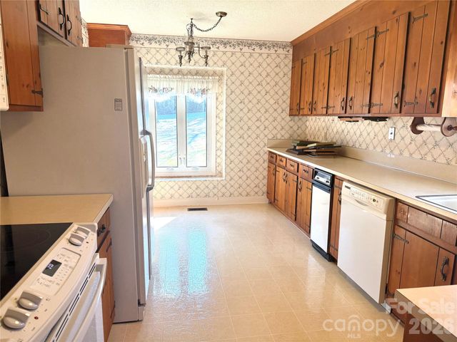 1015 36th Avenue Court NE, Hickory, NC 28601