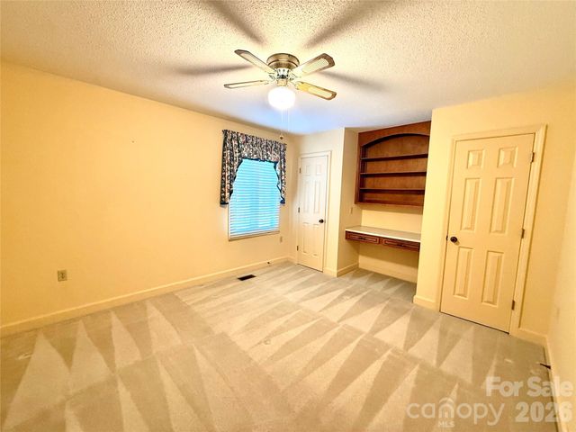 1015 36th Avenue Court NE, Hickory, NC 28601