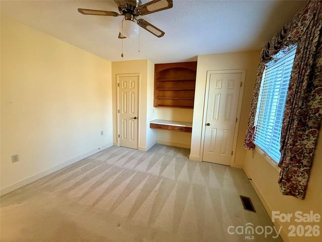 1015 36th Avenue Court NE, Hickory, NC 28601