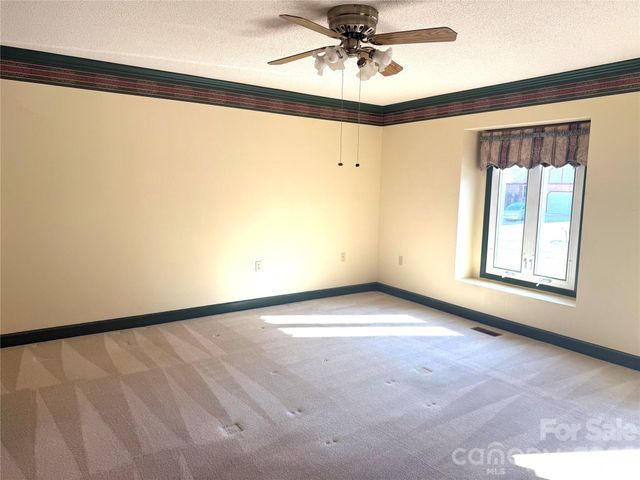 1015 36th Avenue Court NE, Hickory, NC 28601