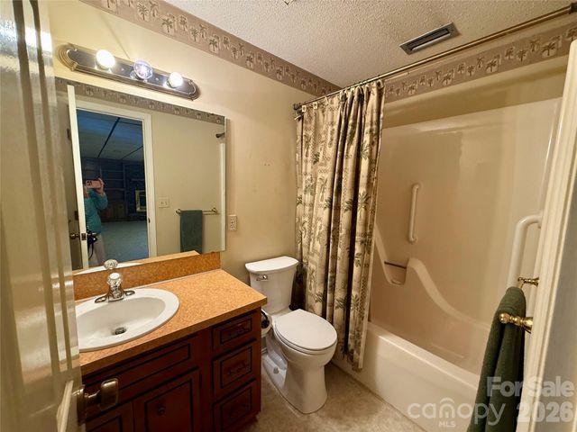 1015 36th Avenue Court NE, Hickory, NC 28601