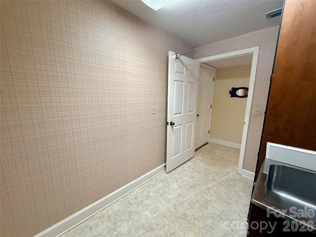 1015 36th Avenue Court NE, Hickory, NC 28601