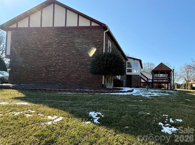 1015 36th Avenue Court NE, Hickory, NC 28601