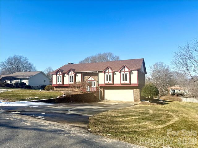 1015 36th Avenue Court NE, Hickory, NC 28601