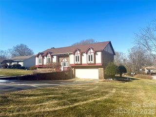 1015 36th Avenue Court NE, Hickory, NC 28601