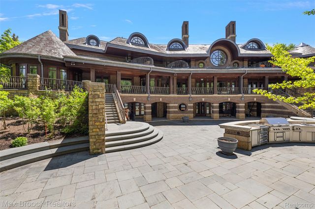 4740 Dow Ridge Road, Orchard Lake Village, MI 48324