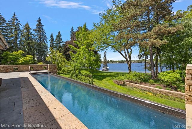 4740 Dow Ridge Road, Orchard Lake Village, MI 48324