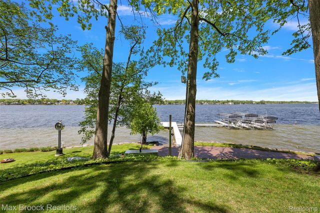 4740 Dow Ridge Road, Orchard Lake Village, MI 48324