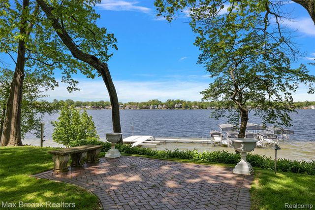4740 Dow Ridge Road, Orchard Lake Village, MI 48324