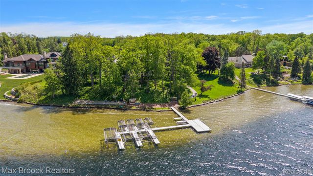 4740 Dow Ridge Road, Orchard Lake Village, MI 48324