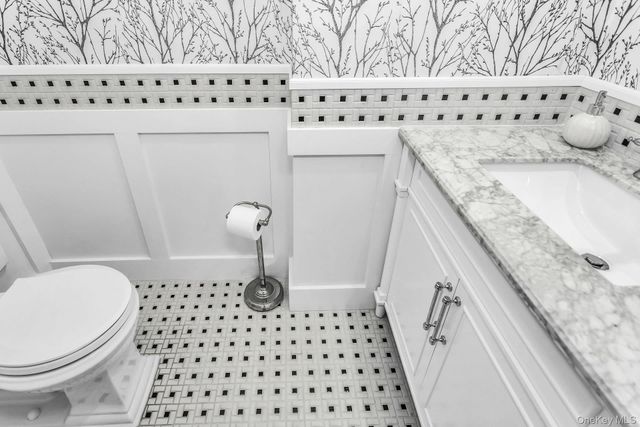 31 Cambridge Drive W, Copiague, NY 11726