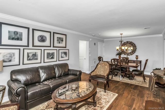 31 Cambridge Drive W, Copiague, NY 11726