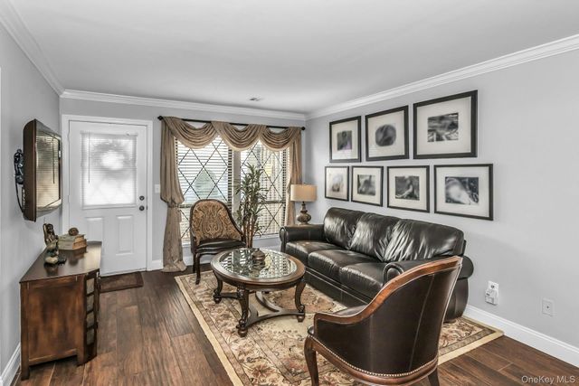 31 Cambridge Drive W, Copiague, NY 11726