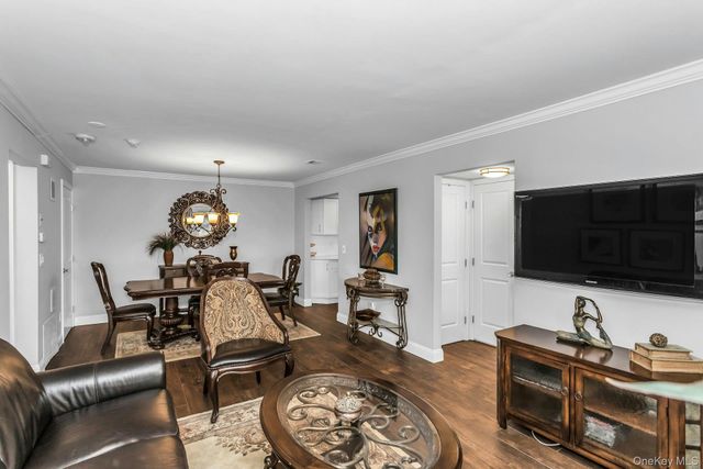 31 Cambridge Drive W, Copiague, NY 11726