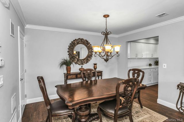 31 Cambridge Drive W, Copiague, NY 11726