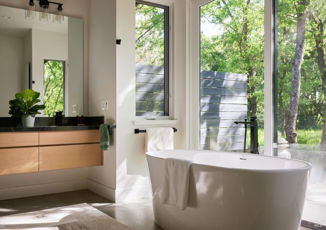 247 Fisher Ln, Sonoma, CA 95476