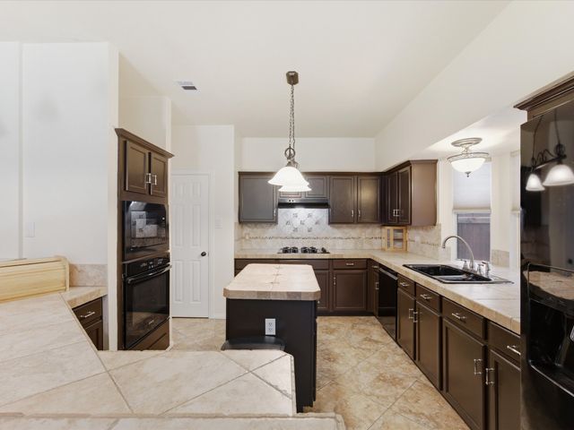 4008 Falcon Ridge Drive, Haltom City, TX 76137