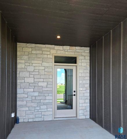 825 N Sylvan Dr Drive, Sioux Falls, SD 57110
