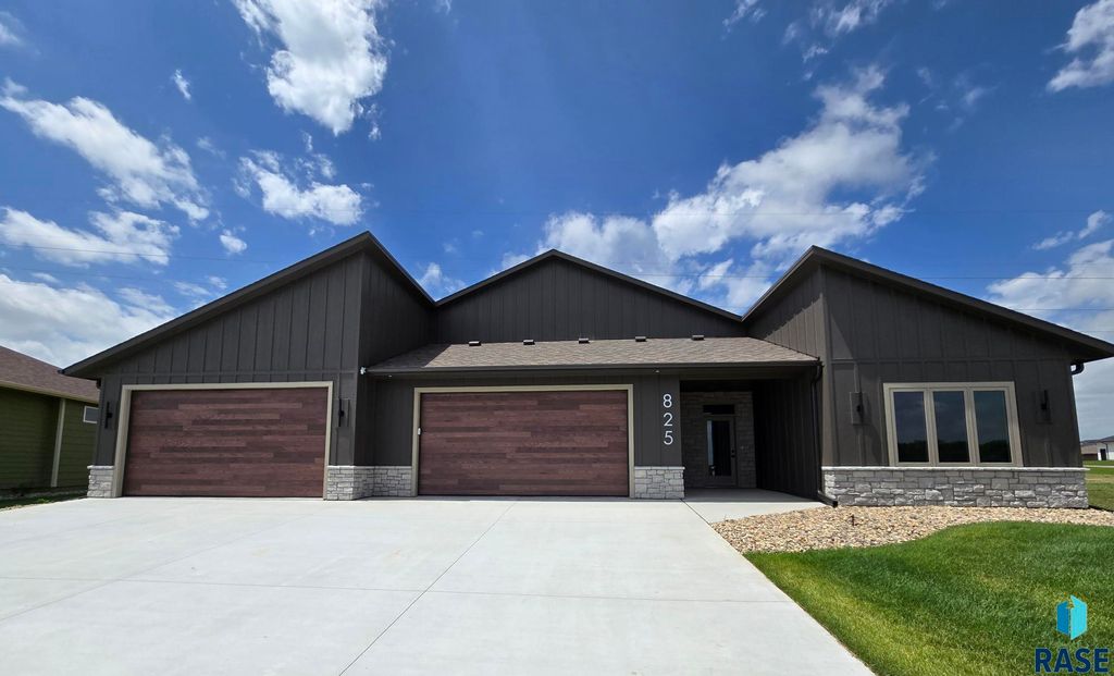 825 N Sylvan Dr Drive, Sioux Falls, SD 57110