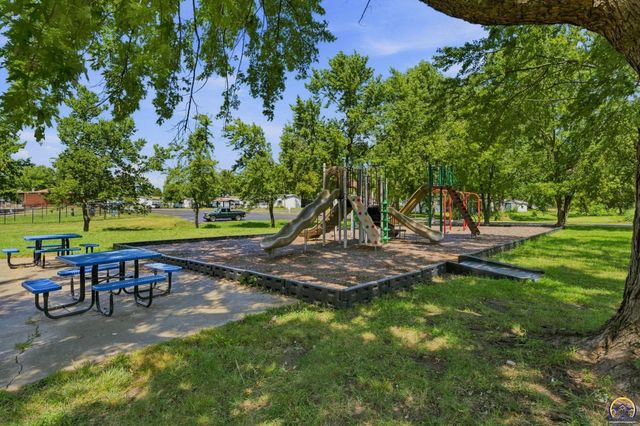 138 SE Willow Way, Topeka, KS 66609