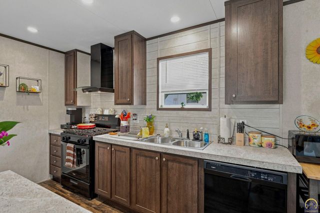 138 SE Willow Way, Topeka, KS 66609