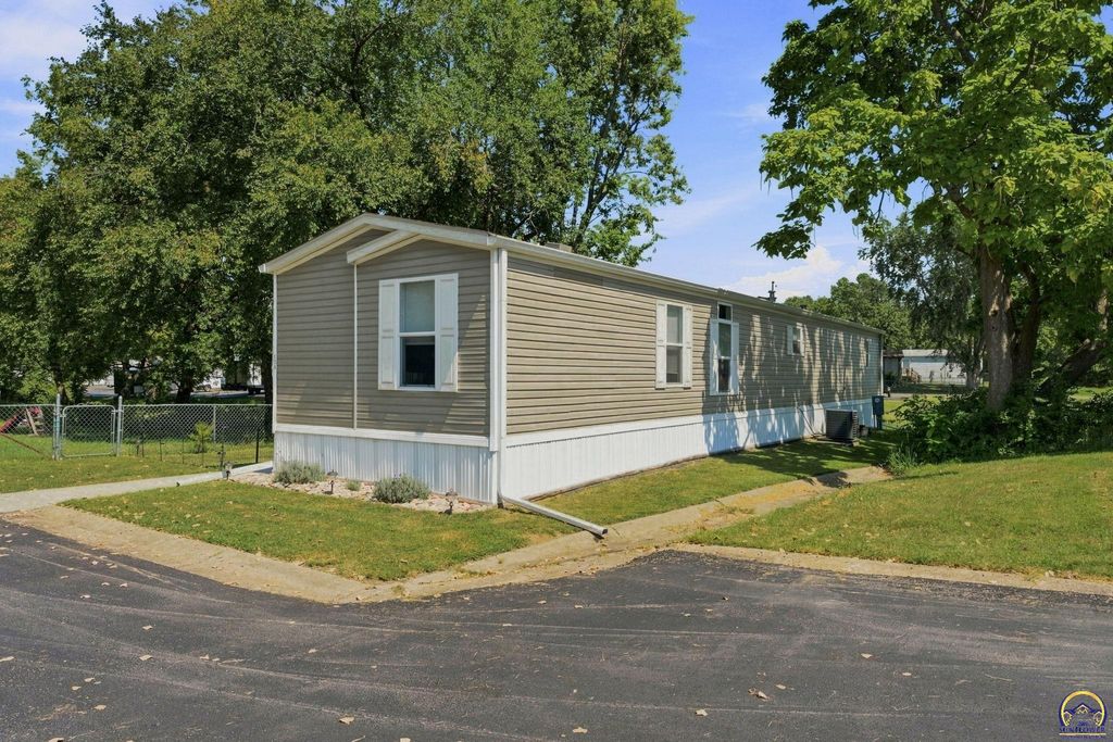 138 SE Willow Way, Topeka, KS 66609