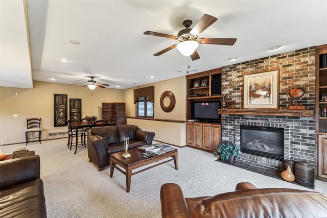 16691 Valleyview Lane, Clive, IA 50325