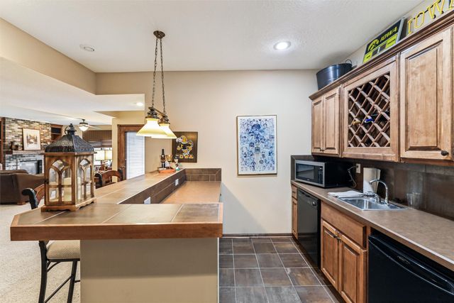 16691 Valleyview Lane, Clive, IA 50325