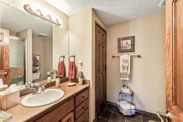 16691 Valleyview Lane, Clive, IA 50325